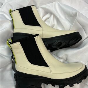 Stylish Women's Sorel Cream and Black Ankle Rain  Boots